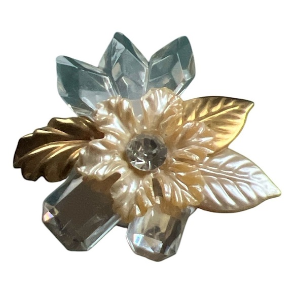 Vintage Statement Brooch Pin Trendy Pearl Flower Gold Leaves Clear Crystal Stone - Picture 1 of 6
